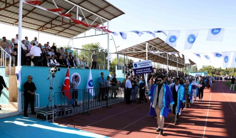 van-yyude-mezuniyet-coskusu-vX7D2JRY.jpg