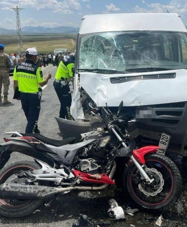 vanda-motosiklet-ile-minibus-carpisti-2-olu-NcDxKYUc.jpg