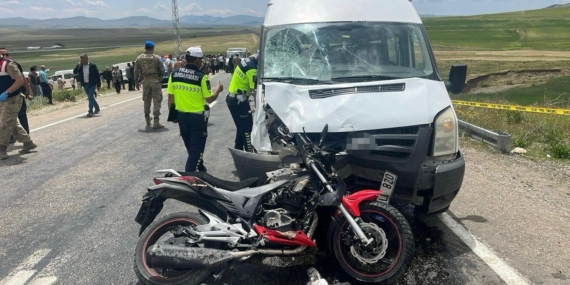 Van’da motosiklet ile minibüs çarpıştı: 2 ölü