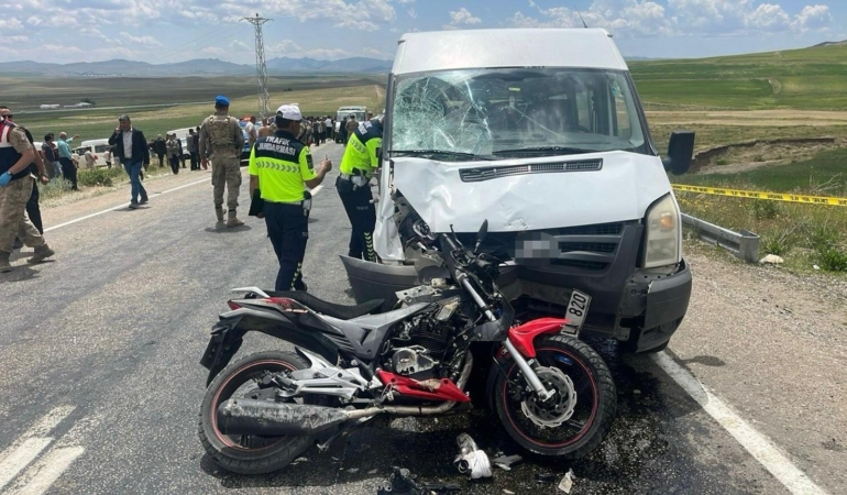 vanda-motosiklet-ile-minibus-carpisti-2-olu-NcDxKYUc.jpg