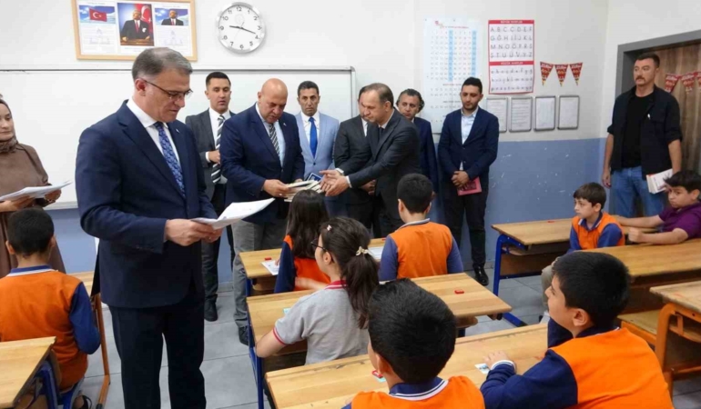 vanda-ogrencilerin-karne-heyecani-9vBfdwJD.jpg