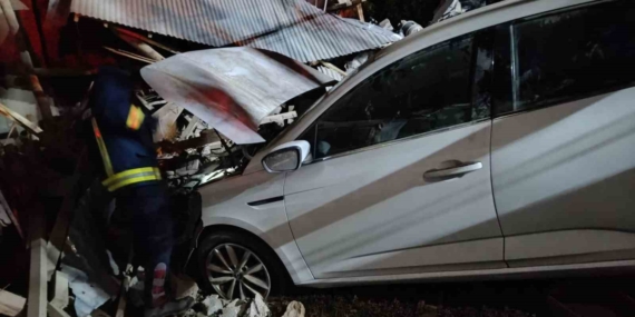 Van’da otomobil duvara çarptı: 1 yaralı