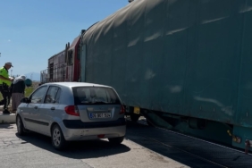 vanda-tren-hemzemin-gecitte-otomobile-carpti-1-hafif-yarali-ka9vCi14.jpg