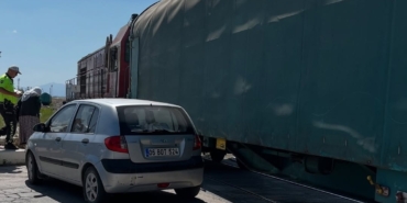 vanda-tren-hemzemin-gecitte-otomobile-carpti-1-hafif-yarali-ka9vCi14.jpg