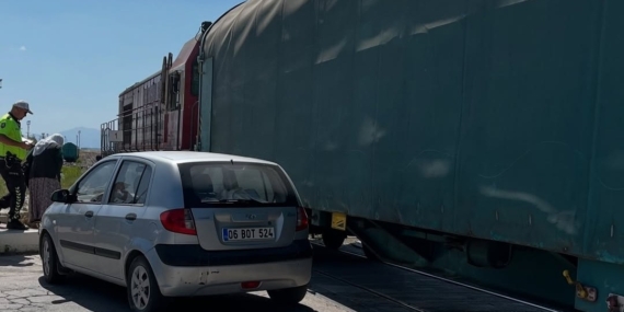 Van’da tren hemzemin geçitte otomobile çarptı: 1 hafif yaralı
