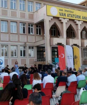 ataturk-lisesi-mezunlari-ikinci-kez-bir-araya-geldi-p2z2ZWuv.jpg