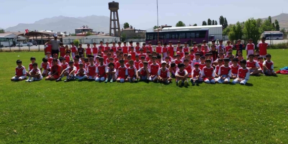 Futbol yaz spor okulu 400’ü aşkın öğrenciyle devam ediyor
