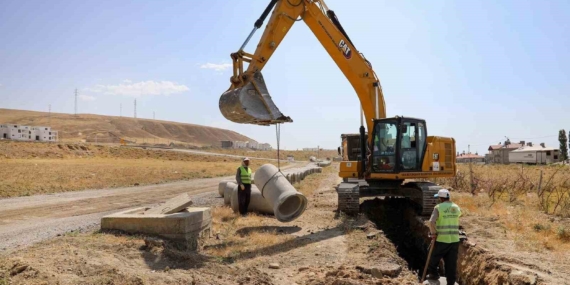 Van Büyükşehir Belediyesi Elmalık Yolu’nda çalışmalarını sürdürüyor