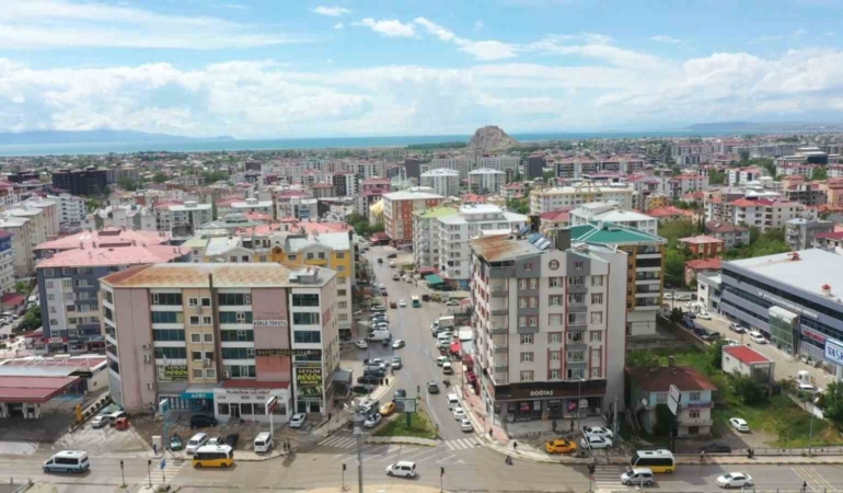 van-buyuksehir-belediyesi-terzioglu-caddesini-yeniliyor-Kl8hIVqw.jpg