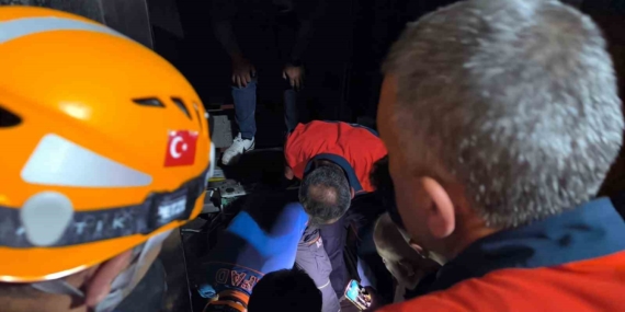 Van’da asansörde mahsur kalan vatandaşlar AFAD tarafından kurtarıldı