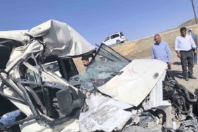 vanda-minibus-ile-kamyon-carpisti-1-yarali-w5AtvRzB.jpg