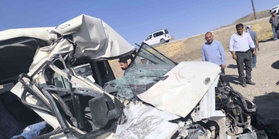 Van’da minibüs ile kamyon çarpıştı: 1 yaralı