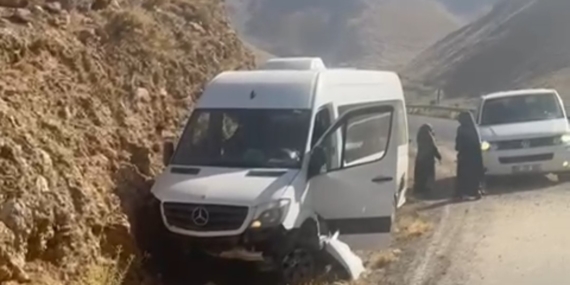 Mercedes minibüs kaza yaptı: 18 yolcu ölümden döndü