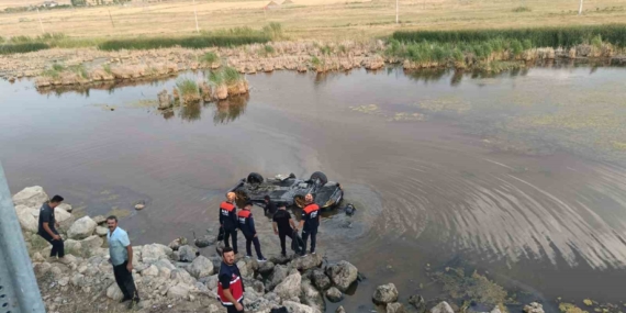 Sulak alana uçan otomobilden çıkarılan 3 kişi hastaneye kaldırıldı