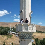 telefonla-konusmak-icin-minareye-cikiyorlar-Rpr6Lnjz.jpg