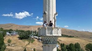 telefonla-konusmak-icin-minareye-cikiyorlar-Rpr6Lnjz.jpg