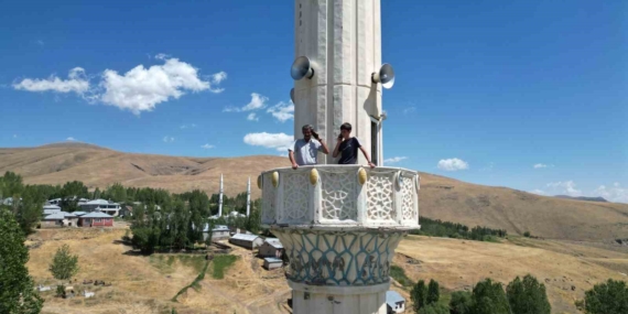 Telefonla konuşmak için minareye çıkıyorlar