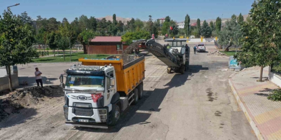 Van Büyükşehir Belediyesi Suvaroğlu Caddesi’nde çalışmalara başladı