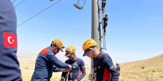 Van’da AFAD ekiplerine teleferik ve telesiyejden kurtarma eğitimi