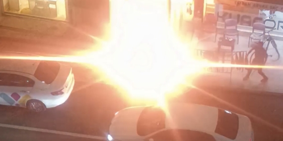Van’da aydınlatma direğinin kabloları alev aldı