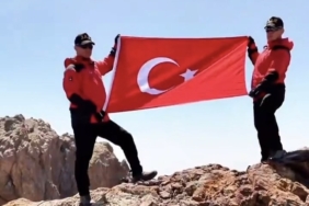 vanda-jak-ekipleri-erek-dagi-zirvesinde-turk-bayragini-dalgalandirdi-kUgmBiQH.jpg