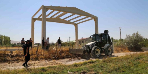 Van’da kamu alanlarını işgal eden yapıları kaldırıyor