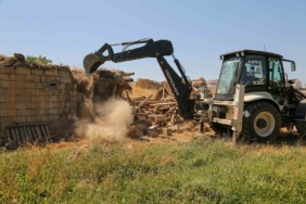 vanda-metruk-yapi-ve-ahirlarin-yikimini-suruyor-yHQ1lKw5.jpg