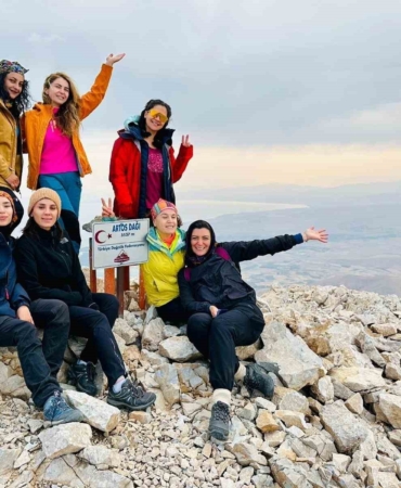 vanli-dagcilar-ayni-gun-artos-ve-sumbul-daginda-zirve-yapti-rK7EvjiH.jpg