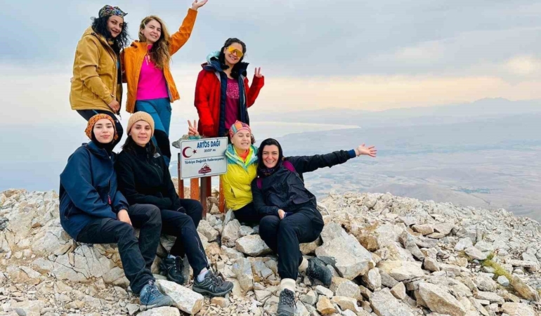 vanli-dagcilar-ayni-gun-artos-ve-sumbul-daginda-zirve-yapti-rK7EvjiH.jpg