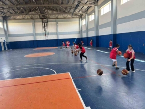 vanli-minikler-basketbol-ile-yaz-tatillerini-degerlendiriyor-vfD84NcP.jpg