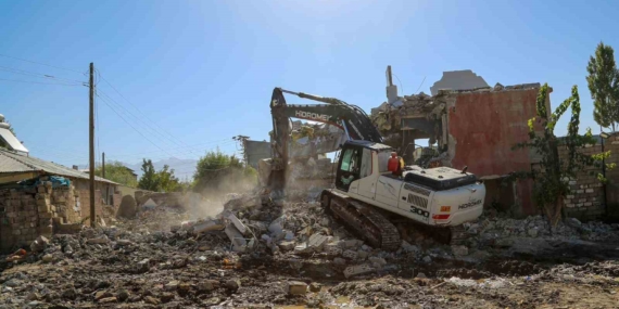 Hatuniye Caddesi’ndeki yıkım çalışmaları devam ediyor