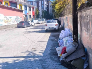 ipekyolunda-velilerden-belediyeye-cop-tepkisi-naaw4MM7.jpg