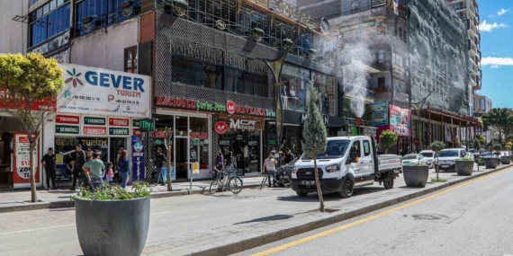 Van Büyükşehir Belediyesi caddelere gül suyu sıktı