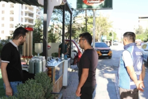 van-buyuksehir-belediyesi-kaldirim-ve-yollara-birakilan-malzemeleri-topladi-BMq8RSwN.jpg