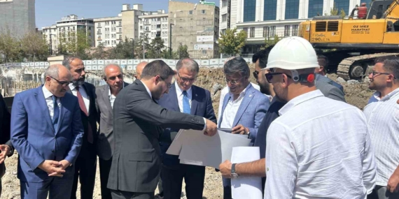 Van Valisi Balcı, Hazreti Ömer Camii inşaatını inceledi