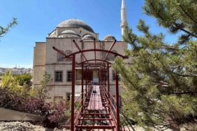 vanda-yasli-ve-engelliler-icin-camiye-gecit-yapiliyor-gLDJnsI5.jpg