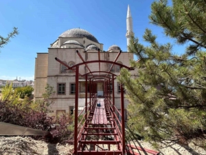 vanda-yasli-ve-engelliler-icin-camiye-gecit-yapiliyor-gLDJnsI5.jpg