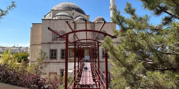 Van’da yaşlı ve engelliler için camiye geçit yapılıyor