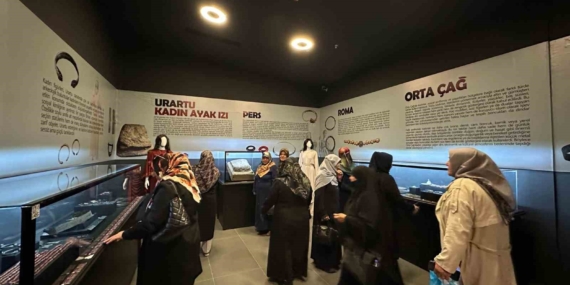 Vanlı kadın ve çocuklar müzeyi gezerek tarihi eserleri görme fırsatı buldular