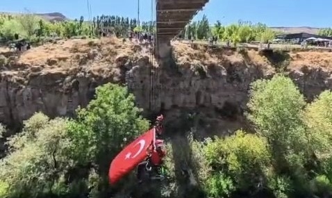 JAK timinden Muradiye Şelalesi’nde bayraklı kutlama
