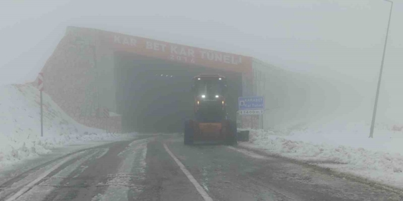 Turuncu kaplanların kar mesaisi Karabet Geçidi’nde başladı
