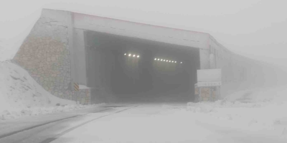 Van-Bahçesaray yolu üzerindeki Karabet Geçidi’ne mevsimin ilk karı düştü