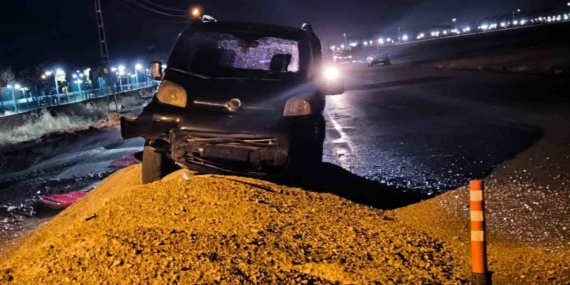 VEDAŞ’ın yer altı çalışmaları Vanlıları mağdur ediyor: Kazı yapılan alanda dün akşam maddi hasarlı kaza meydana geldi