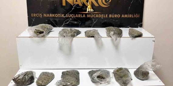 Erciş’te bir kamyonetin lastiğinde 4 kilo 400 gram esrar ele geçirildi