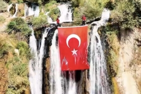 muradiye-selalesinde-turk-bayragi-dalgalandi-gSfPlhkP.jpg