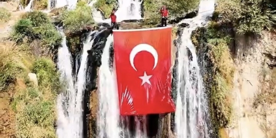 Muradiye Şelalesi’nde Türk bayrağı dalgalandı