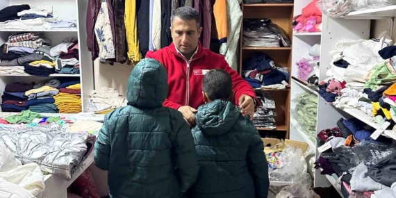 Muradiye’de Kızılay’dan kışlık giyim desteği