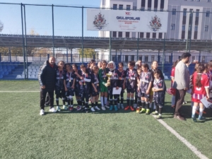 ozalpli-kiz-futbol-takimi-il-birincisi-oldu-4aMxJjpy.jpg