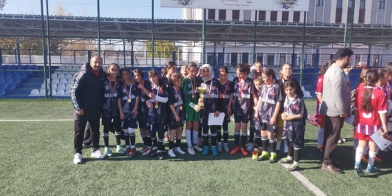 Özalplı kız futbol takımı il birincisi oldu