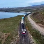 van-iran-seferi-yapan-yuk-treni-ercek-golu-kiyisinda-kartpostallik-goruntuler-olusturuyor-HMaf254G.jpg